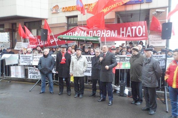 Нет преступным планам НАТО! Депутаты-коммунисты провели встречу с избирателями у посольства Турции в Москве