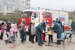 Сотрудники МЧС России помогают жителям посёлка Гаспра