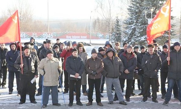 Татарстан. Нижнекамский горком КПРФ провёл митинг протеста против взимания платы за проезд бельшегрузов по федеральным трассам