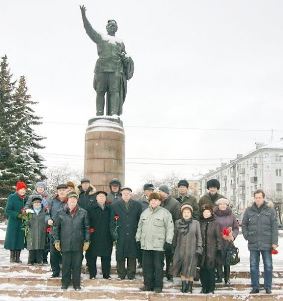 Кировские активисты КПРФ возложили цветы к памятнику С.М. Кирову