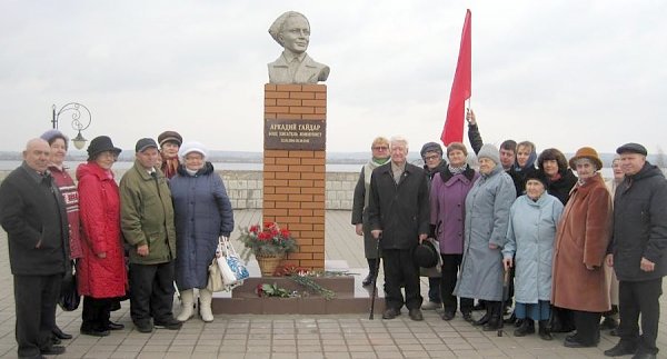 Курская область. По инициативе коммунистов над Курчатовским морем воздвигнут памятник советскому писателю Аркадию Гайдару