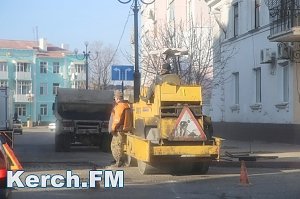 В Керчи за день заасфальтировали яму и разрыли её