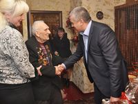 Сергей Аксёнов поздравил героев ВОВ с Днём Героев Отечества