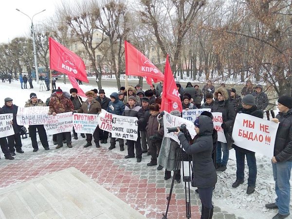 Республика Хакасия. Дальнобойщики вместе с коммунистами Абакана устроили протестный митинг