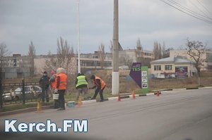 В Керчи перекрашивают красные бордюры в черно-белый цвет