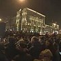 "Интерфакс": Депутаты от КПРФ обсуждают в центре Москвы задачу платных парковок. Собралось от 2 до 3 тыс. москвичей