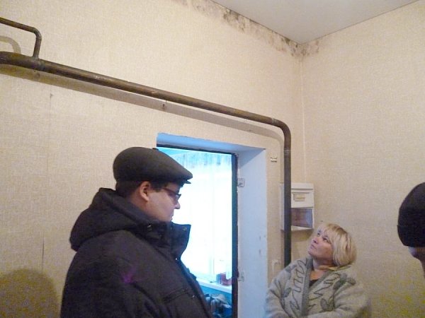 «Карточные домики». В новостройках погорельцев в Хакасии жуткий холод, падают потолки и постоянная сырость