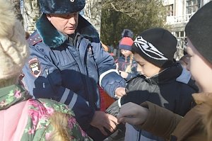 Инспекторы ГИБДД проводят со школьниками уроки безопасности дорожного движения