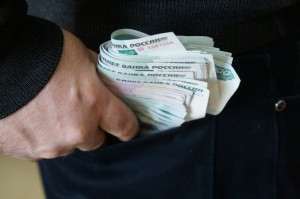Симферопольского чиновника наказали штрафом почти на миллион рублей за получение взятки