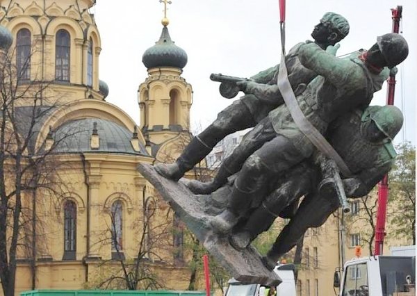 Коммунисты проголосовали за заявление Госдумы о недопустимости осквернения и разрушения мест памяти и захоронений советских воинов в Республике Польша