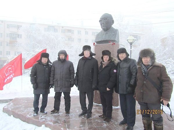 В день рождения И.В. Сталина якутские коммунисты возложили цветы к его памятнику