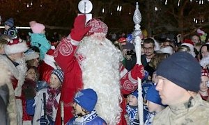 В Севастополе открыли главную новогоднюю елку