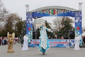 В Евпатории зажгли огни на главной елке города