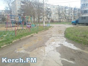 В Керчи на улице Орджоникидзе снова порыв водовода