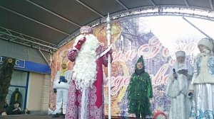 Несколько сотен симферопольцев помогли российскому Деду Морозу зажечь огни на ели из Великого Устюга