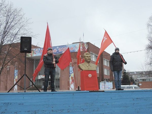 Ярославская область. Коммунисты изготовили и установили бюст И.В. Сталина в Рыбинске