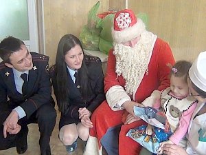Симферопольские полицейские поздравили ребят, находящихся на лечении в детской больнице, с наступающими новогодними праздниками