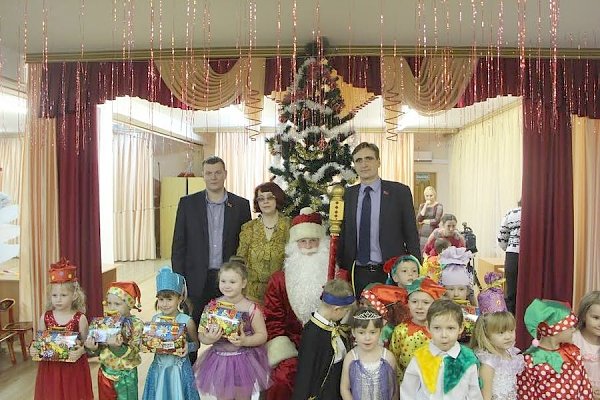 Депутаты-коммунисты посетили новогодние утренники в детских садах г.Орла