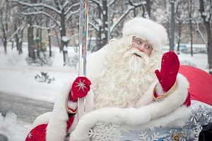 Главный Дед Мороз Москвы платит за парковку лишь тем, кто в него не верит