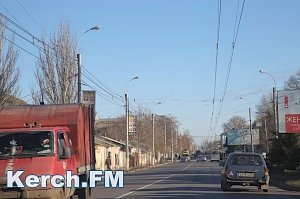 В Керчи продолжают наносить дорожную разметку