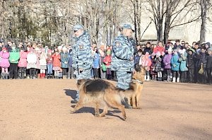 Крымские кинологи продемонстрировали свое мастерство школьникам