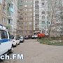 В Керчи на припаркованный автомобиль упал мусорный бак