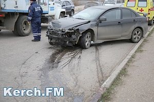 В Керчи на Горьковском мосту страшное ДТП: водитель застрял в машине