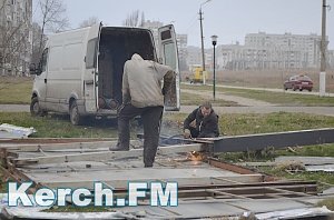 В Керчи продолжают демонтировать нарушающие закон рекламные конструкции