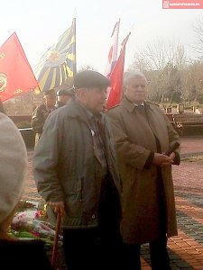 Ветераны Керчи возложили цветы к памятнику десантникам