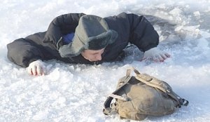 Правила безопасного поведения на льду и действия при попадании под лед