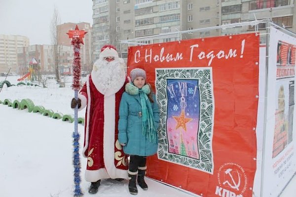 В Пензе Дед Мороз вручил жителям календари с изображением Сталина