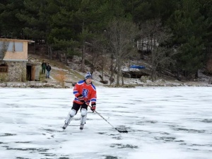 Ялтинские хоккеисты осваивают замерзшие озера