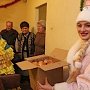 В Керчи одиноких пенсионеров и инвалидов чествовали сладостями на Рождество