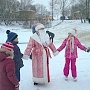 Красные Дед Мороз и Снегурочка поздравили калужан с Новым годом
