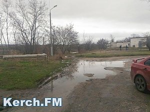 На улице Генерала Петрова в Керчи течет канализация