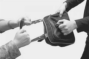 В Керчи полиция задержала уличного грабителя сумочек
