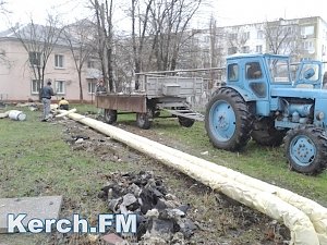 Керченские коммунальщики утепляют наружные трубы теплоснабжения