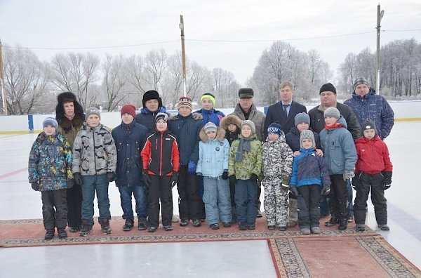 Московская область. А.Ю. Русских подарил комплекты хоккейной формы детской команде из села Косяково