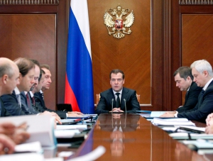 Дмитрий Медведев призвал «энергично сокращать расходы» из-за низких цен на нефть