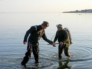 Водолазы убрали опасные предметы в местах Крещенских купаний