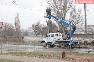 В Керчи на Кирова смонтировали новую воздушную линию наружного освещения