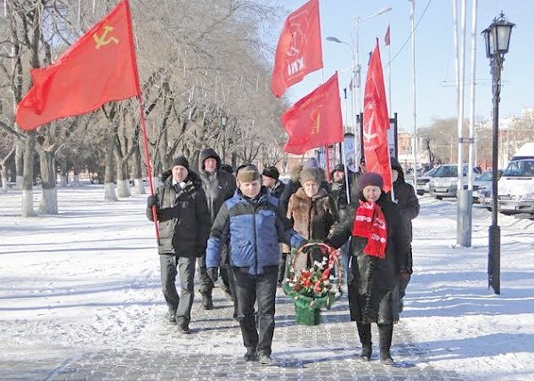 Амурские коммунисты возложили цветы к памятникам В.И. Ленина