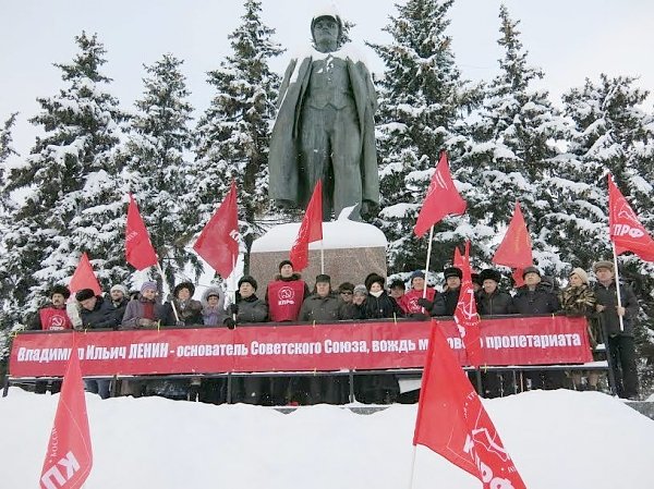 В Чувашии в День памяти В.И. Ленина коммунисты возложили цветы к памятникам основателю Советского государства