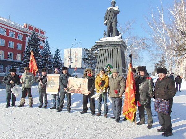 Барнаульские коммунисты возложением цветов к памятникам Ленину почтили память вождя мирового пролетариата