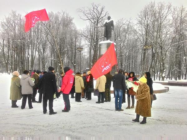 Новгородские коммунисты возложили цветы к памятнику В. И. Ленину