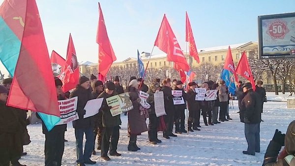 Санкт-Петербург. «Индексацию зарплат - не ниже инфляции!» – потребовали участники митинга у Финляндского вокзала