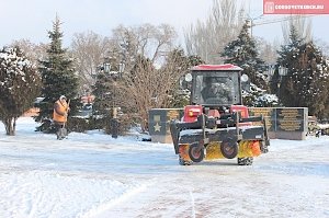 В Ночное Время в Керчи техника посыпает дорогу песком, — горсовет