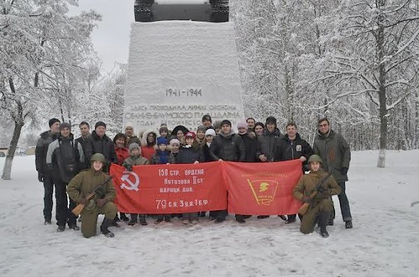 Коммунисты и комсомольцы Санкт-Петербурга почтили память защитников Ораниенбаумского плацдарма