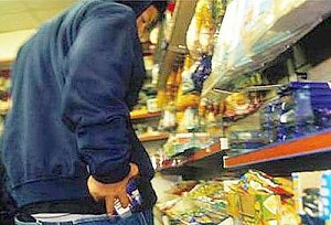 В Керчи мужчина пытался украсть в супермаркете 10 плиток шоколада