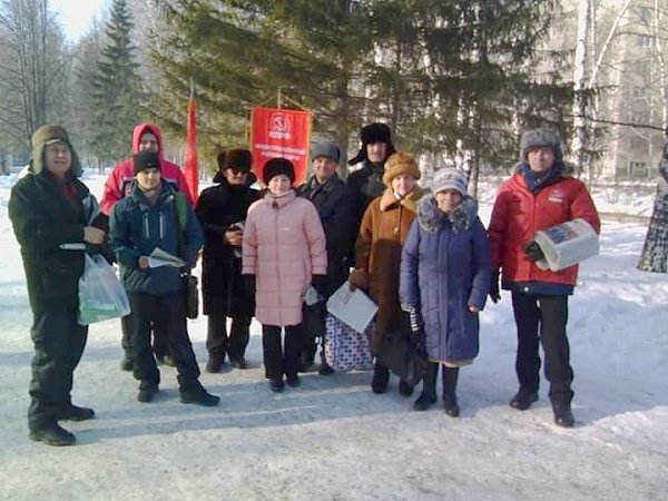Барнаульские коммунисты на пикетах раздавали газету «Правда» с отчетом фракции КПРФ в Госдуме